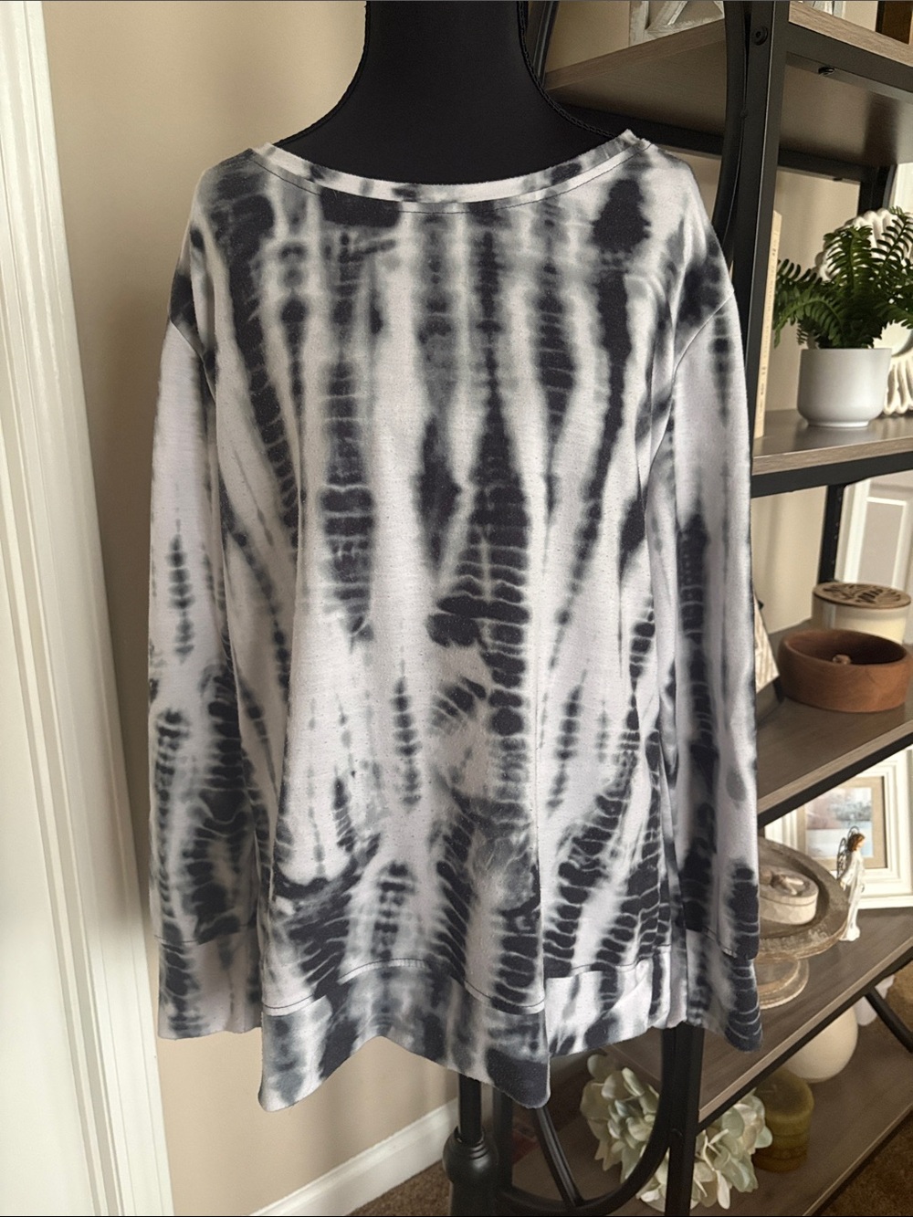 Women's Black & White Key Hole Aztec Tie-Dye Sweatshirt